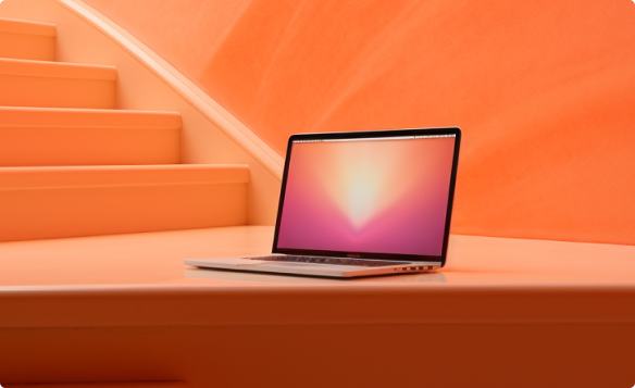  Imagen de una laptop frente a un fondo anaranjado